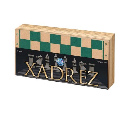 Peças de xadrez na posição inicial em uma placa de madeira fotos